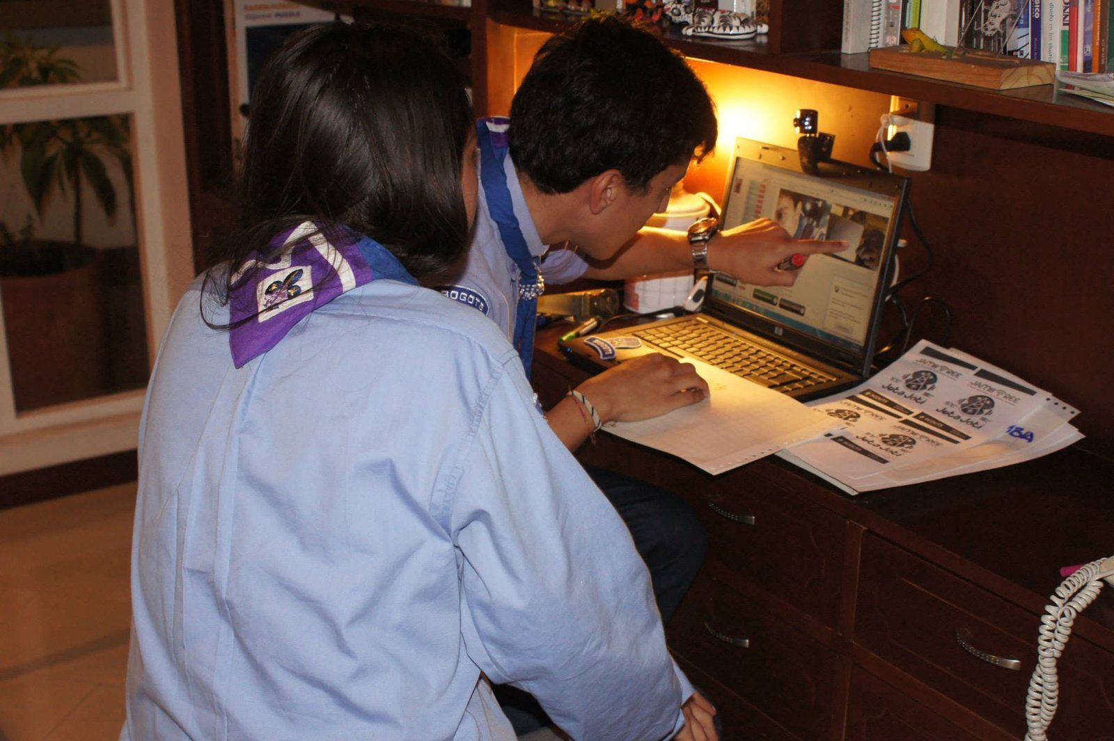 Un scout señala en la pantalla a los Scouts de otro país durante una videollamada
