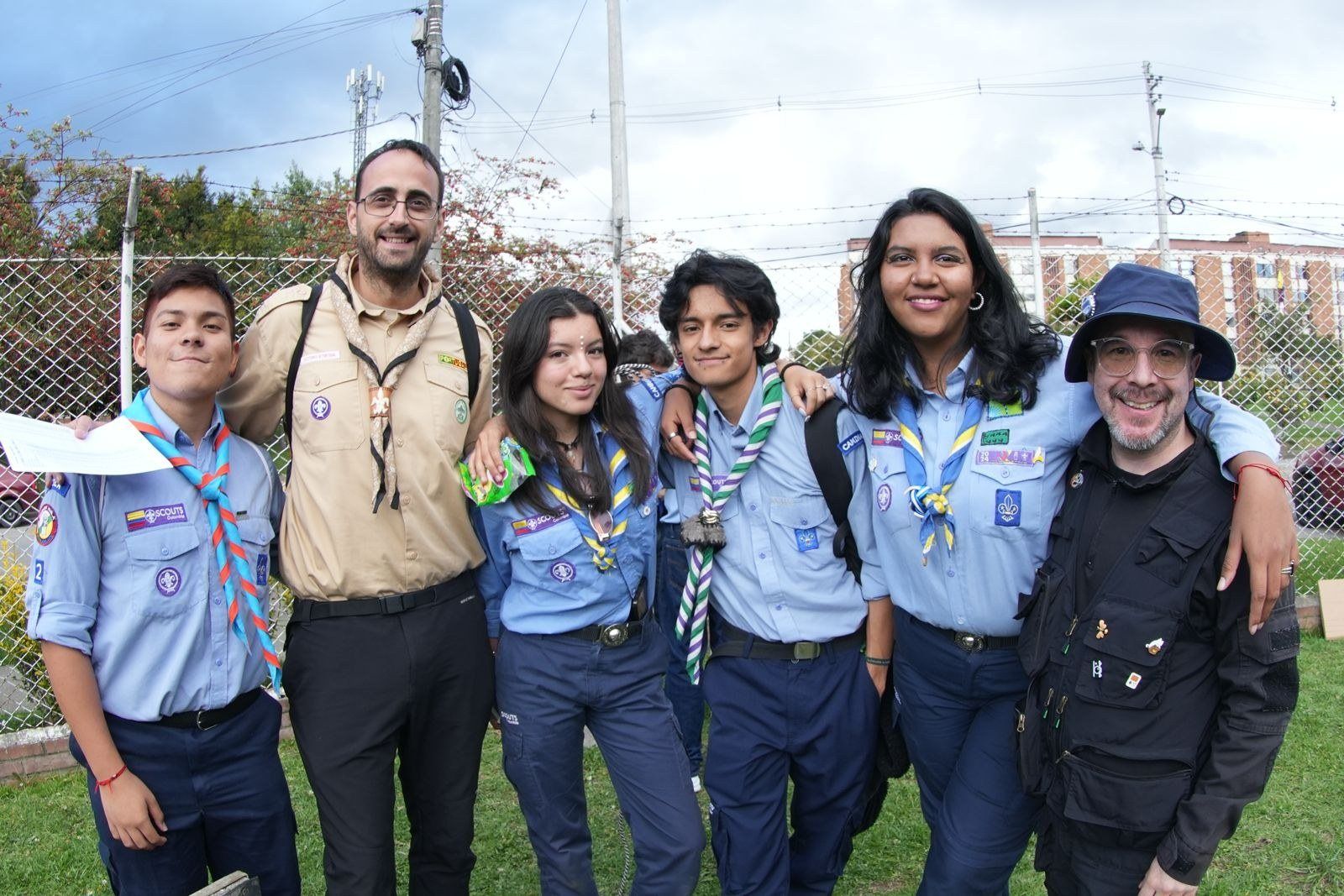 Rovers y un dirigente abrazados y sonriendo
