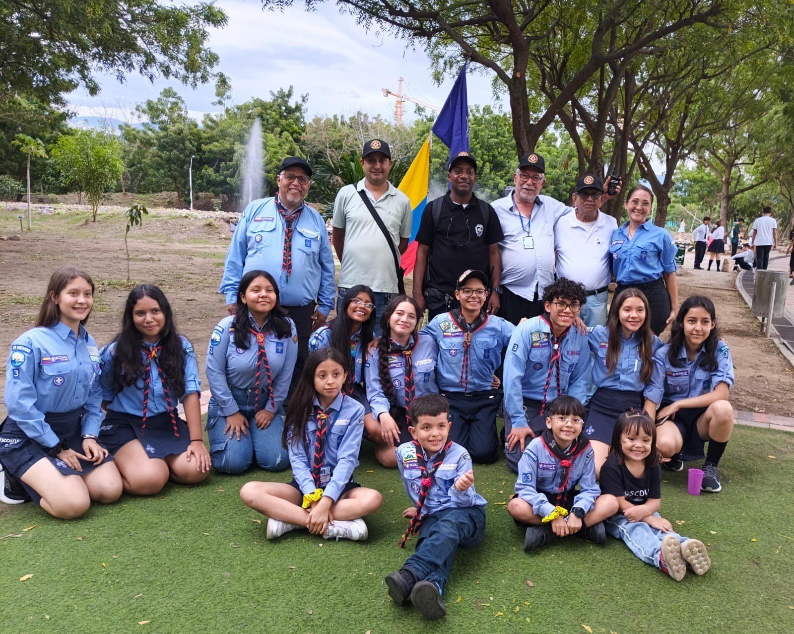 Foto de grupo en un parque con banderas