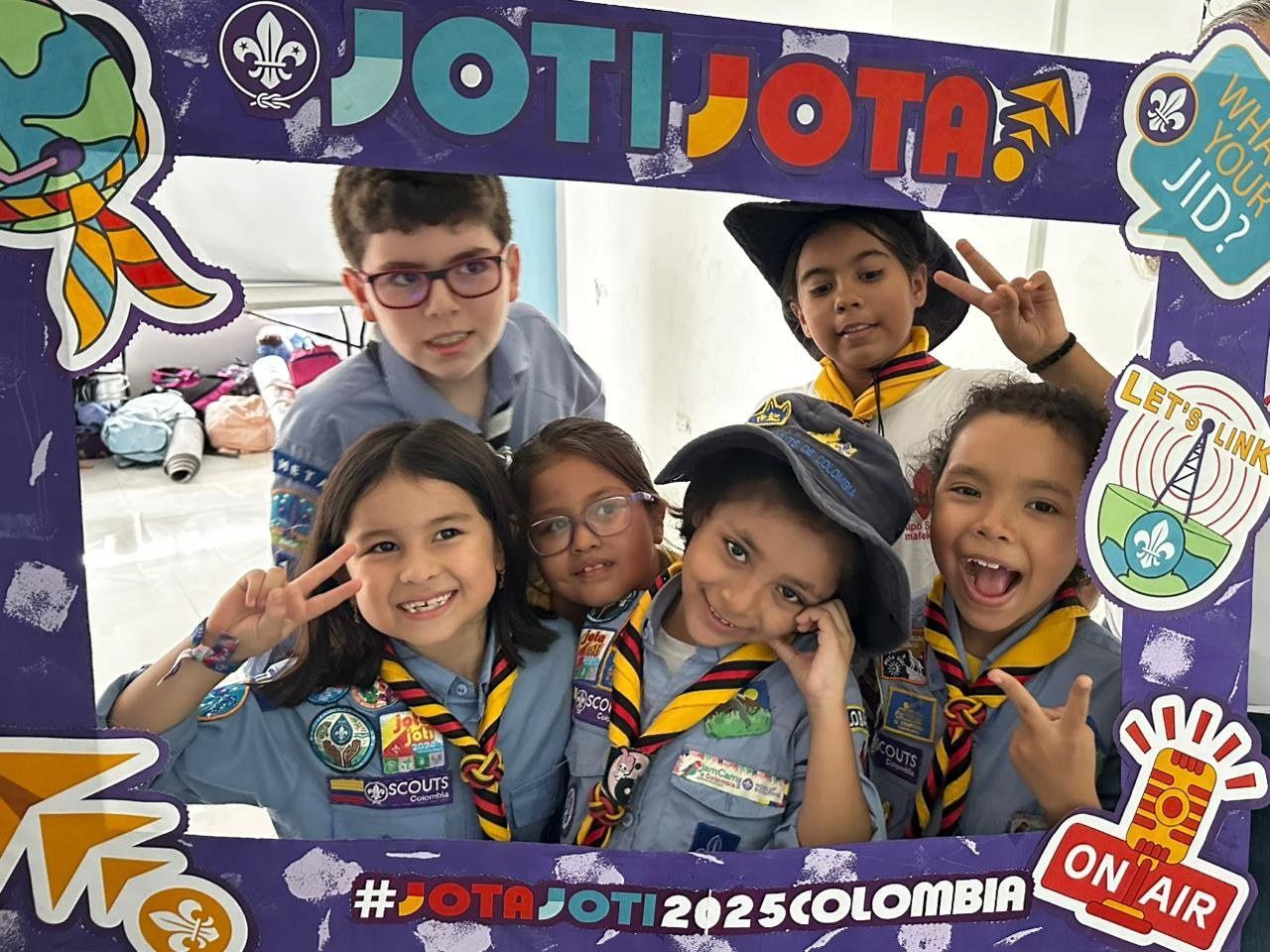 Lobatos felices posando dentro de un marco de JOTA-JOTI